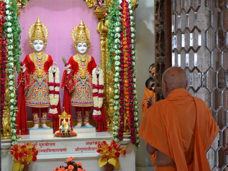  Swamishri engaged in Thakorji's darshan 