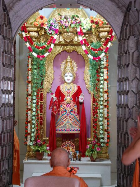   Swamishri engaged in Thakorji's darshan