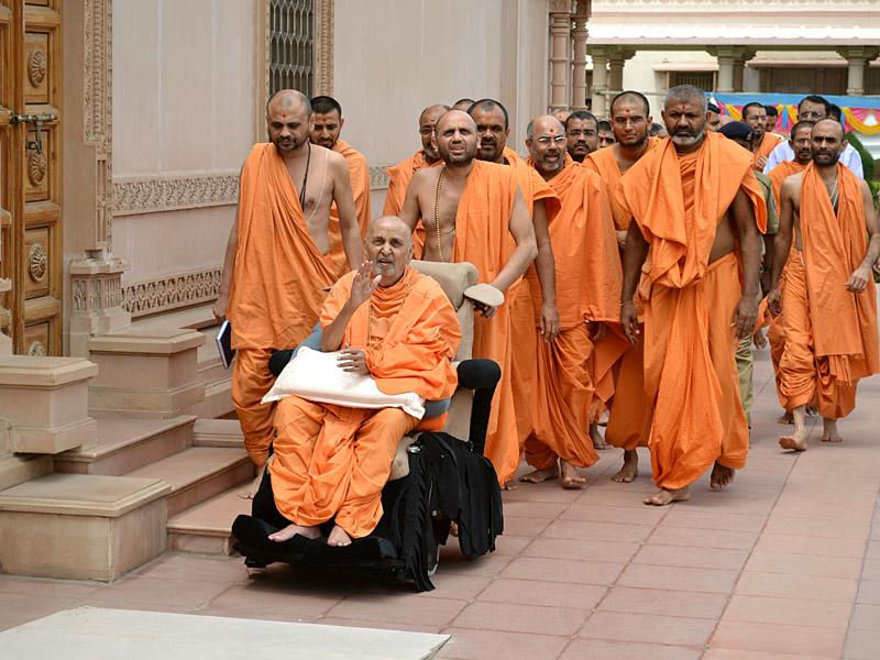 Swamishri on the way for Thakorji's darshan 