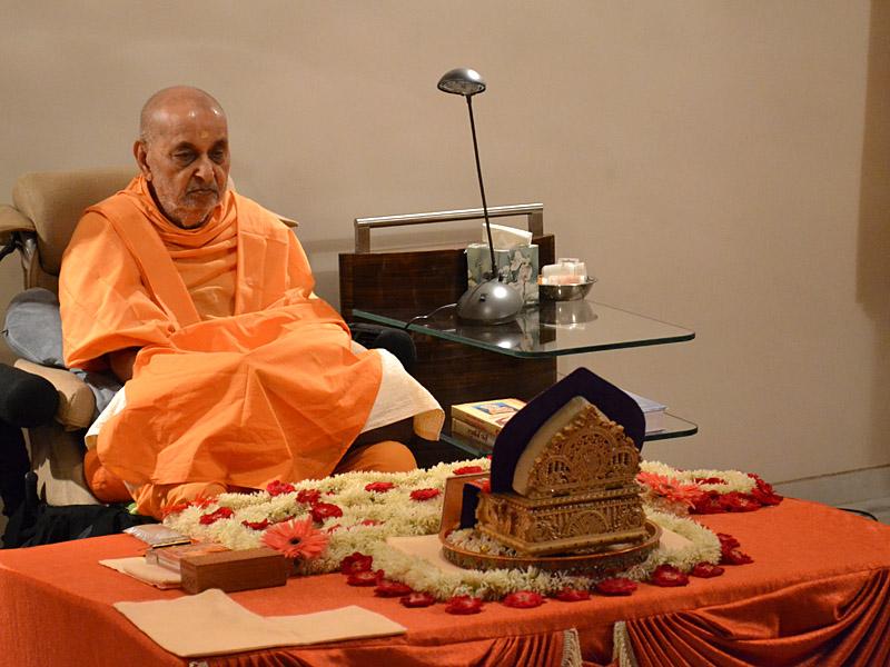  Swamishri performs his morning puja 