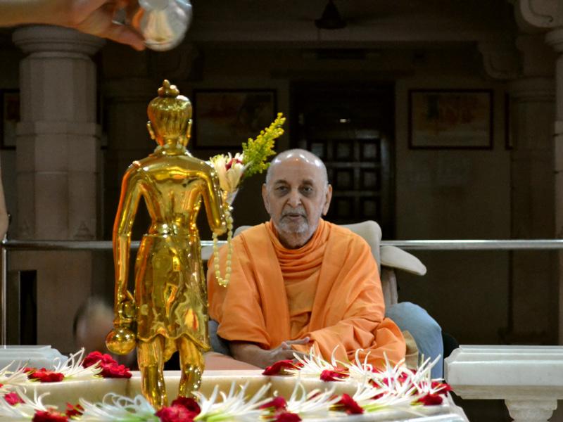 Swamishri engaged in darshan of Shri Nilkanth Varni abhishek murti
