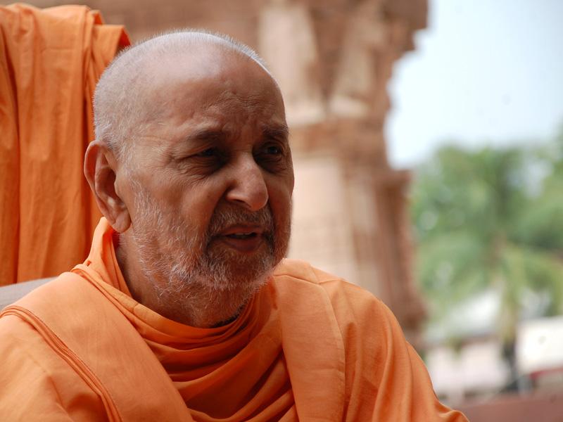 Swamishri engaged in darshan 