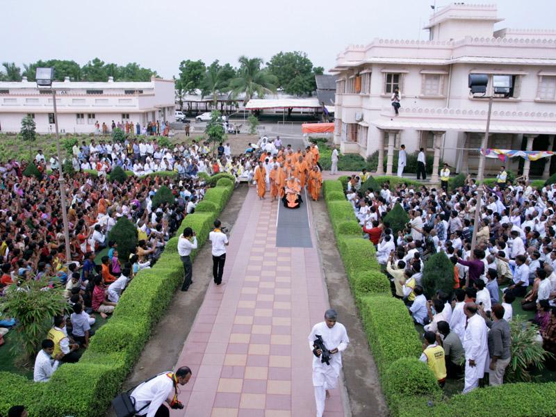  Swamishri on his way for Thakorji's darshan  