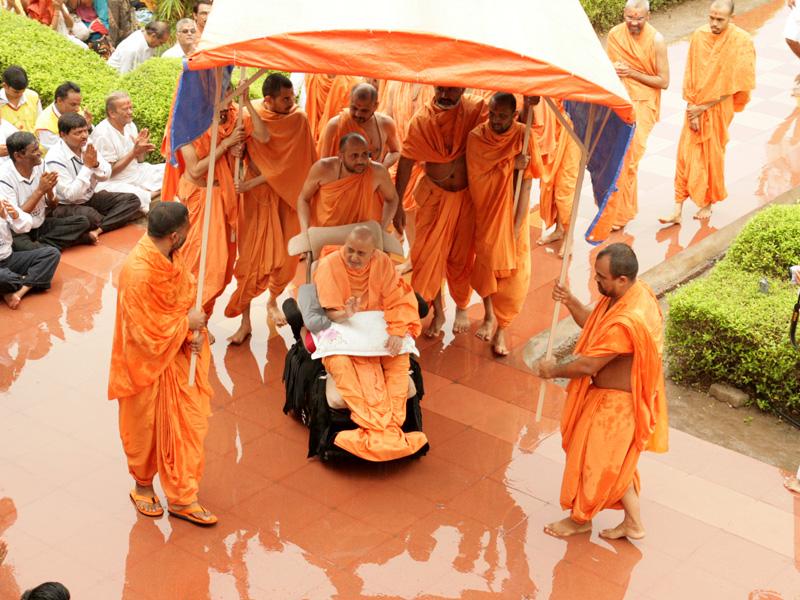  Swamishri blesses the devotees