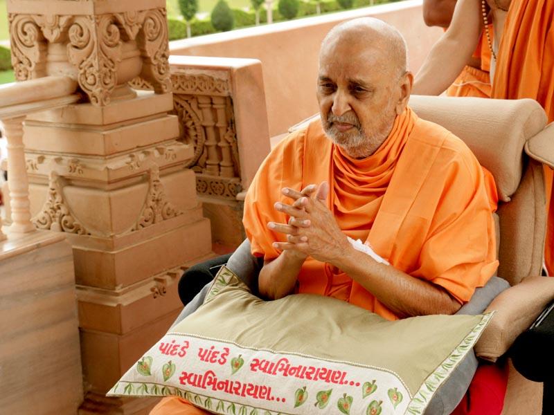 Swamishri engaged in darshan of Guru Parampara
