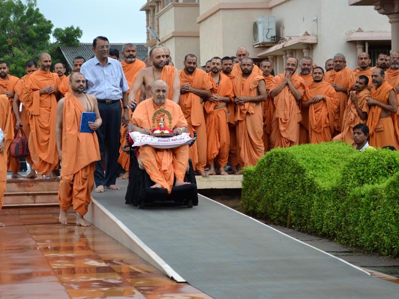  Swamishri with Shri Harikrishna Maharaj