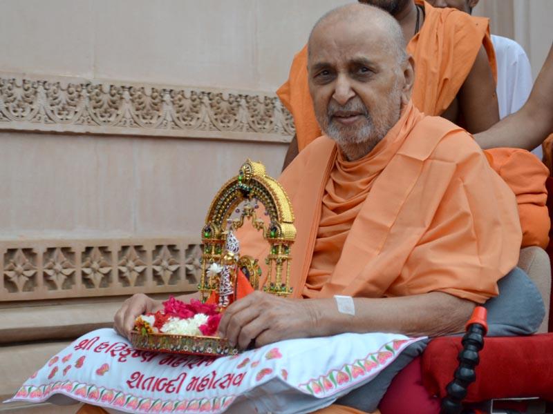  Swamishri with Shri Harikrishna Maharaj