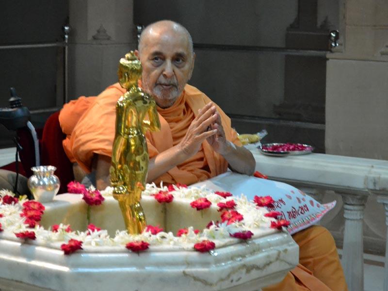 Swamishri engaged in darshan of Shri Nilkanth Varni abhishek murti