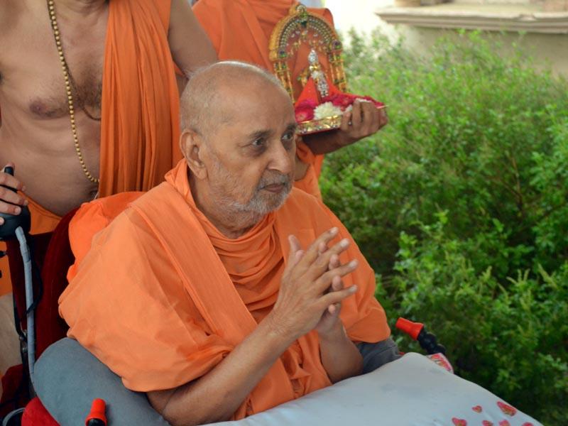 Swamishri engaged in darshan of Guru Parampara 