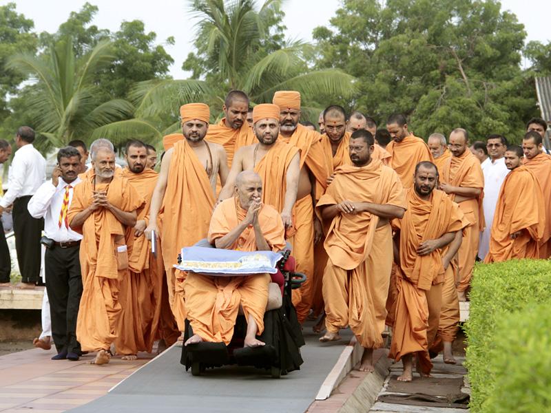 Swamishri bids Jai Swamianrayan to devotees