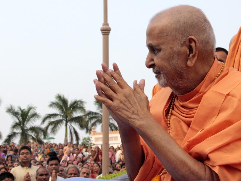 Swamishri bids Jai Swamianrayan to devotees