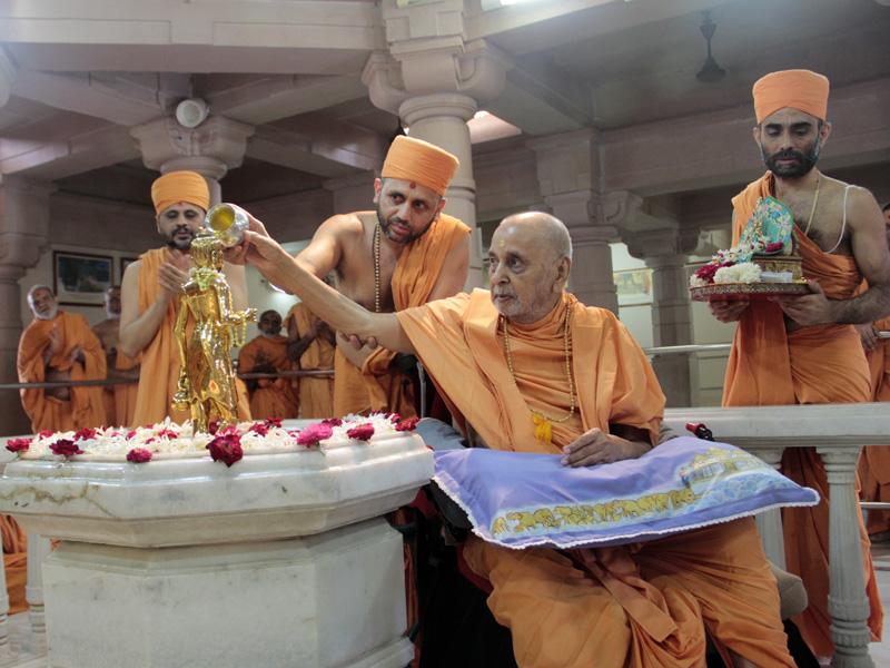 Swamishri performs abhishek