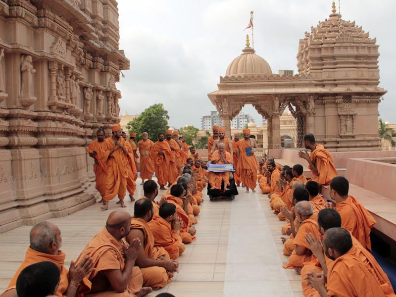 Swamishri blesses sadhus