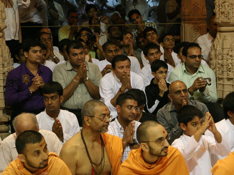 Devotees engaged in darshan of Swamishri