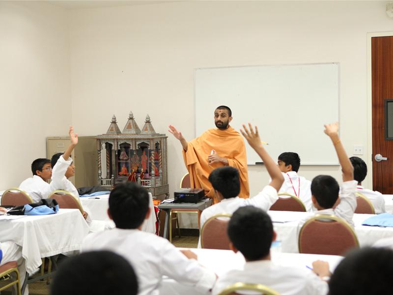 Pujya Tyagratna Swami teaching a session on virtues-anahamkrutihi (the absence of ego)