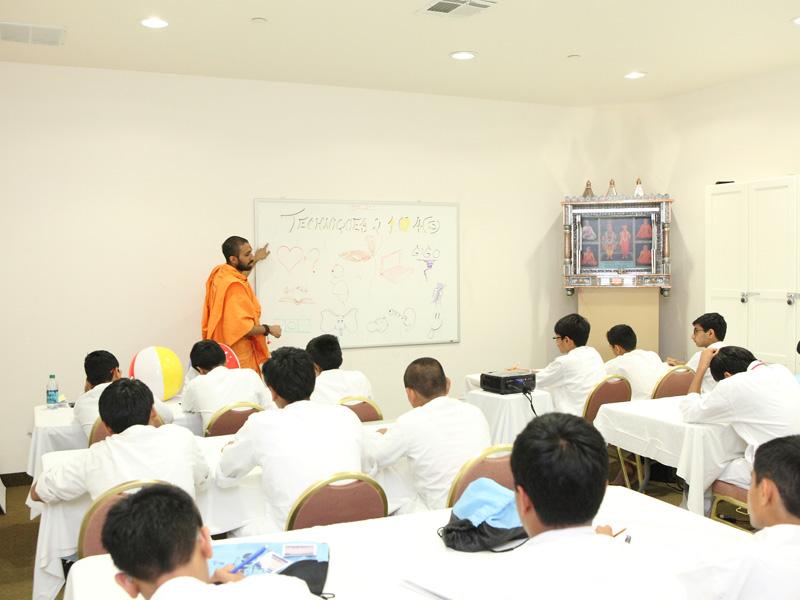 Pujya Snehmuni Swami teaching a session on how to develop priti