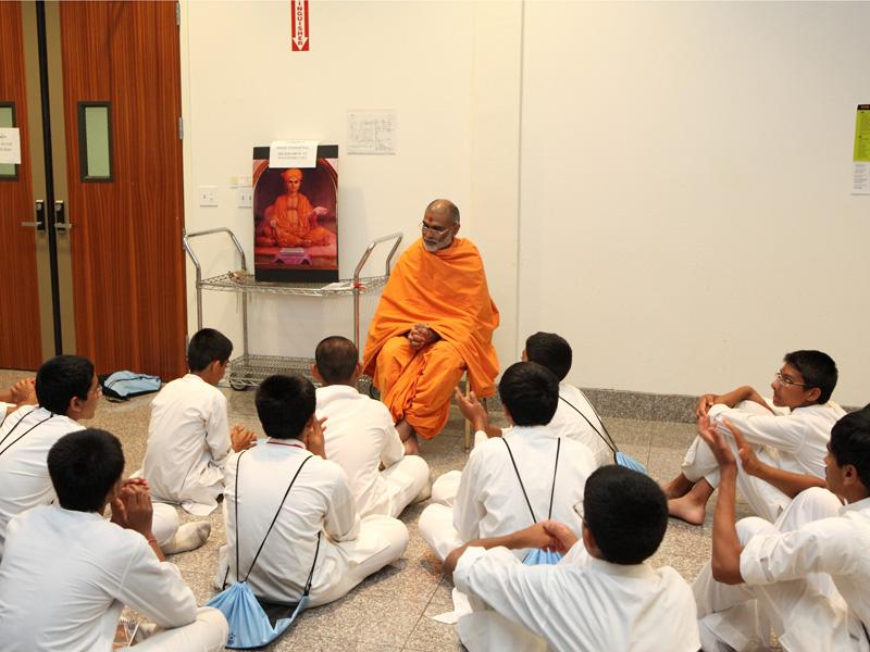 Pujya Santpurush Swami relating a prasang to the balaks