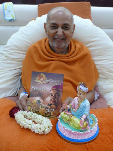 Swamishri-inaugurates-DVD