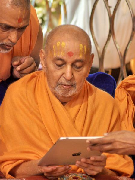  Swamishri inaugurates new Vachanamrut Study App for iPhone