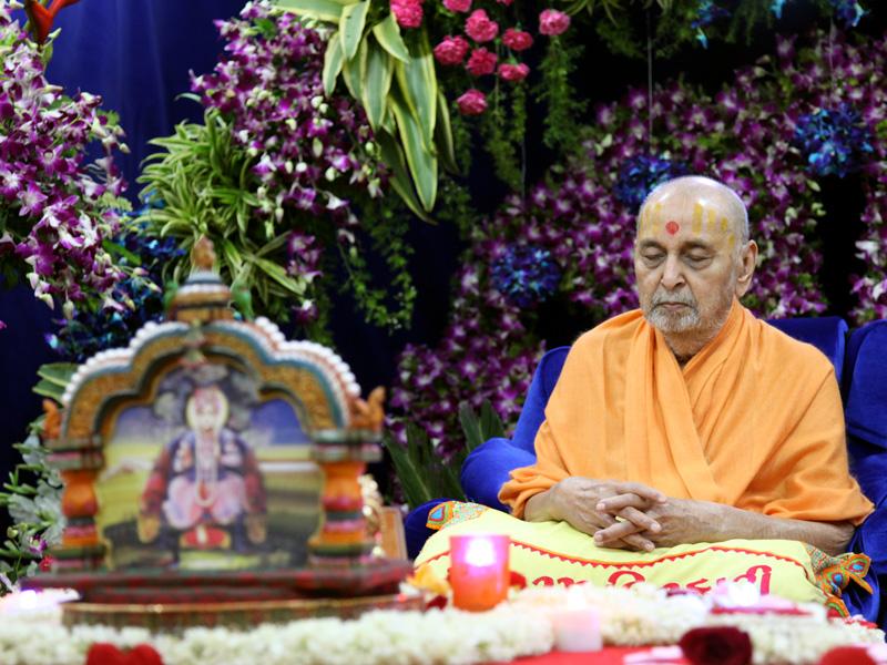   Swamishri performs his morning puja