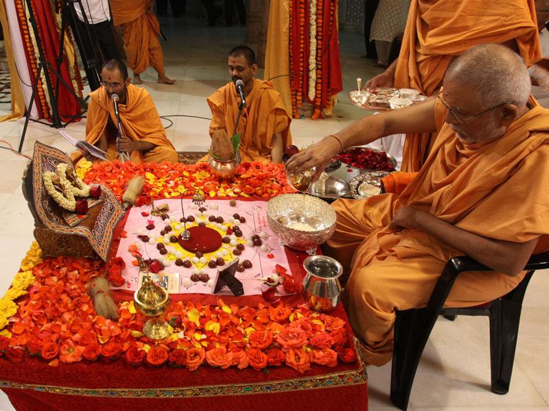 Pujya Kothari Swami performs patotsav mahapuja