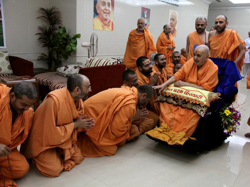  Swamishri blesses sadhus