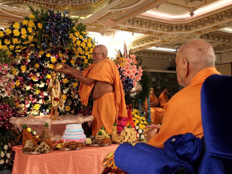  Swamishri engaged in darshan of Shri Nilkanth Varni abhishek