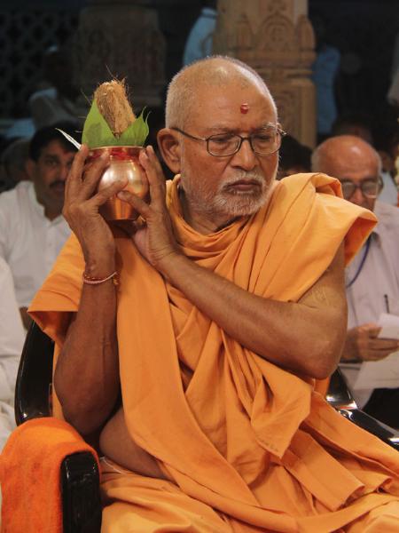  Pujya Kothari Swami performs patotsav mahapuja