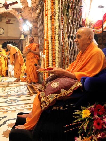  Swamishri performs patotsav arti