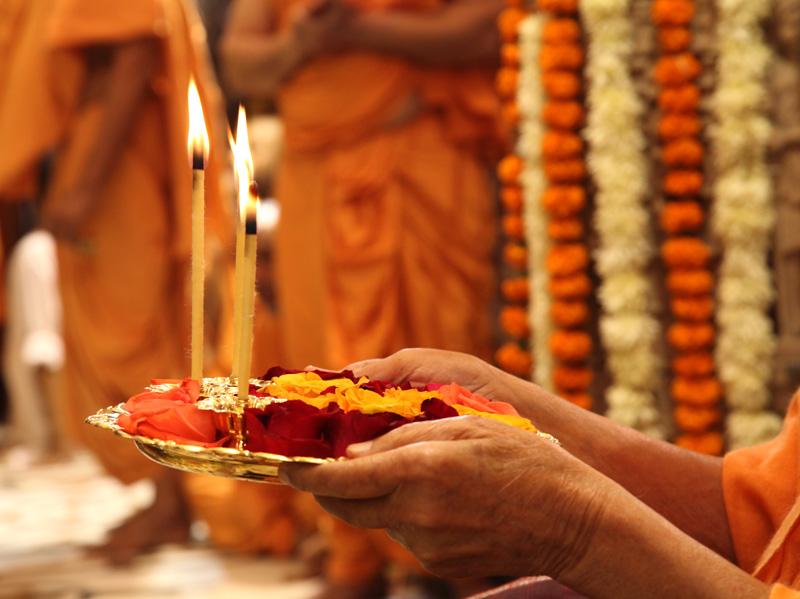  Swamishri performs patotsav arti