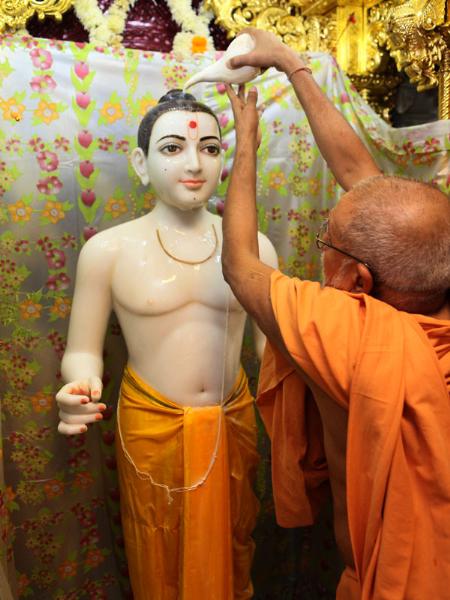  Pujya Kothari Swami performs patotsav abhishek