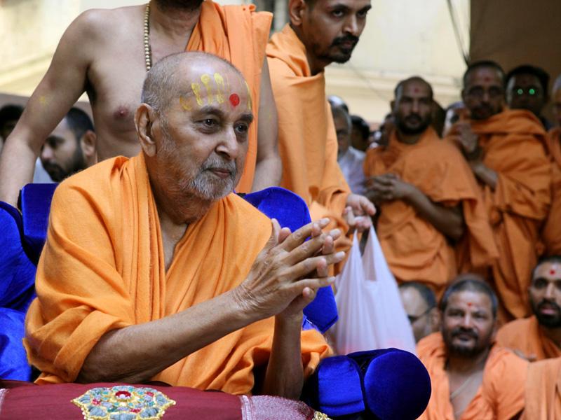   Swamishri bids Jai Swaminarayan