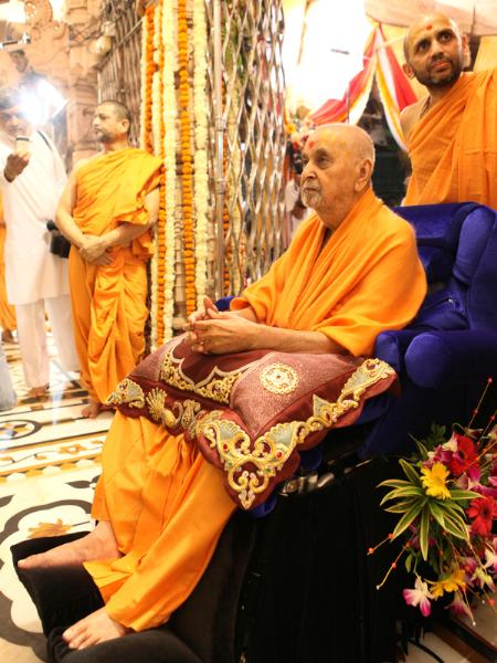  Swamishri engaged in darshan of Thakorji
