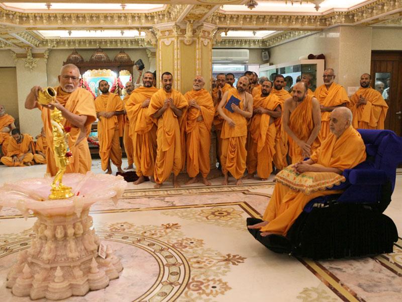 Swamishri engaged in darshan of Shri Nilkanth Varni