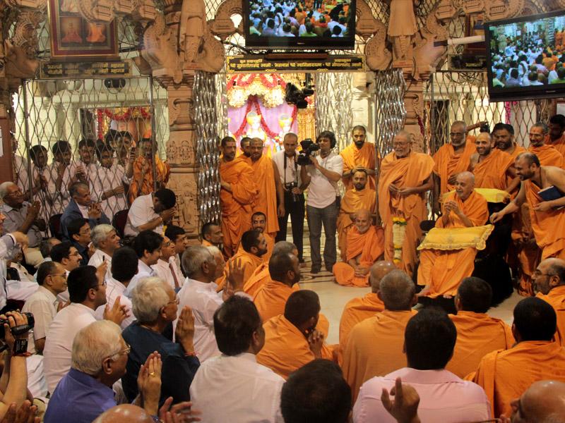Swamishri bids Jai Swaminarayan and blesses all