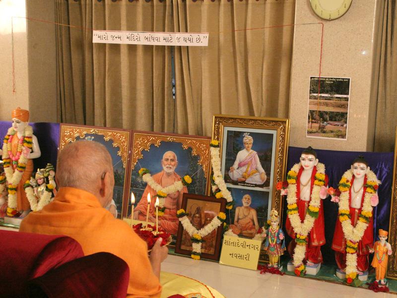 Swamishri performs murti-pratishtha rituals