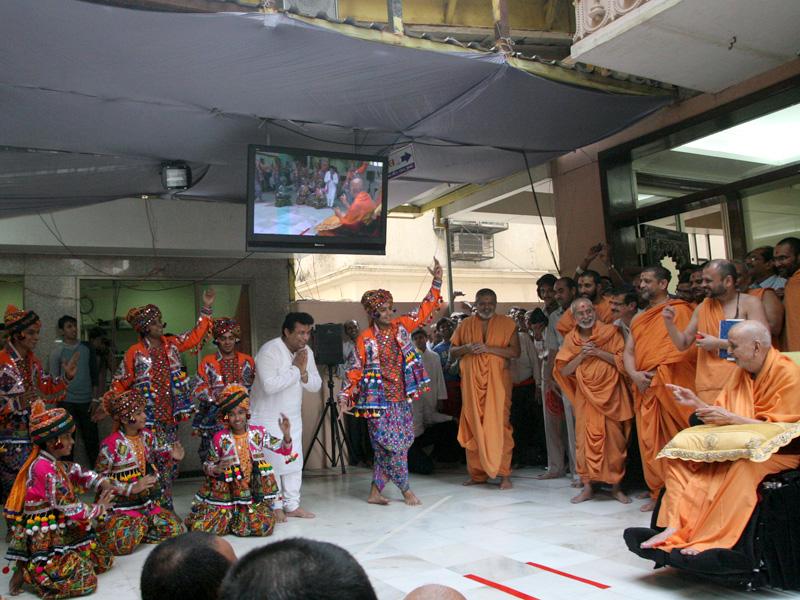 Kishores perform a cultural dance before Swamishri