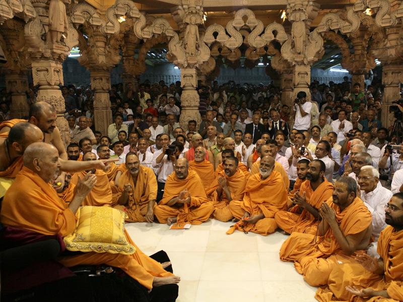 Swamishri bids Jai Swaminarayan and blesses all