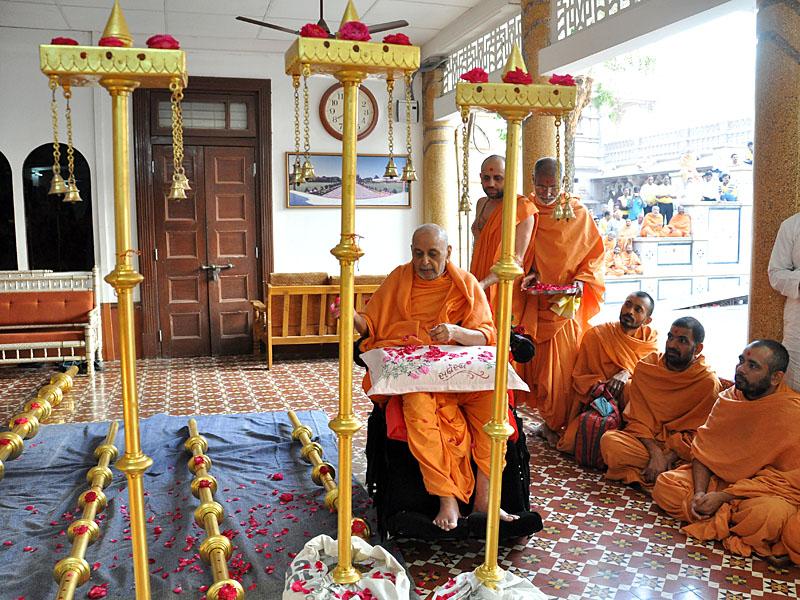 Swamishri performs pujan of kalashas and flagstaffs for new BAPS mandir at Godhra