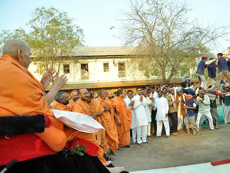 Swamishri bids Jai Swaminarayan to tribal devotees
