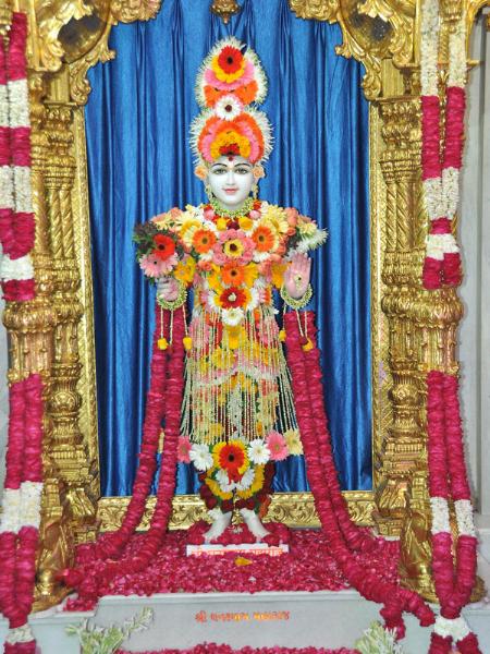 Shri Ghanshyam Maharaj adorned in flowers 