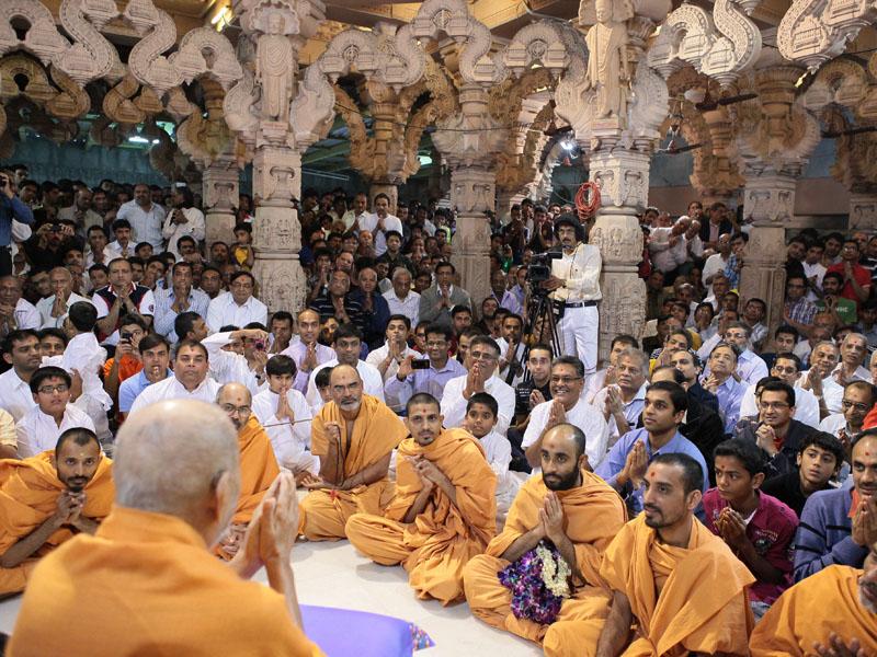 Devotees engaged in darshan of Swamishri