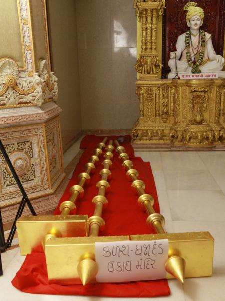  Flagstaffs of BAPS Shri Swaminarayan Mandir, Ukai