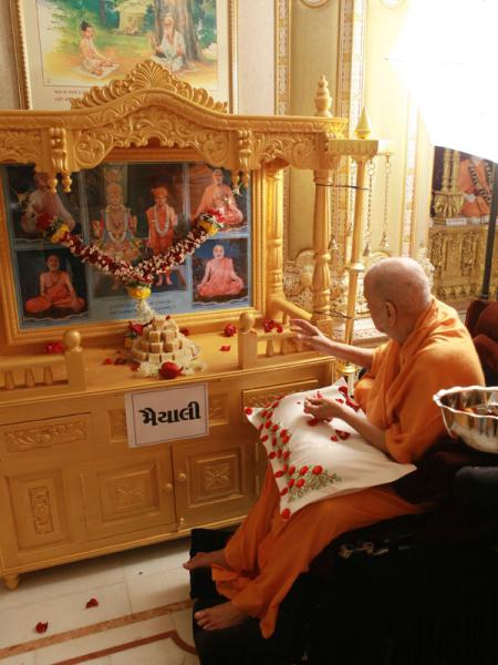  Swamishri performs murti-pratishtha rituals