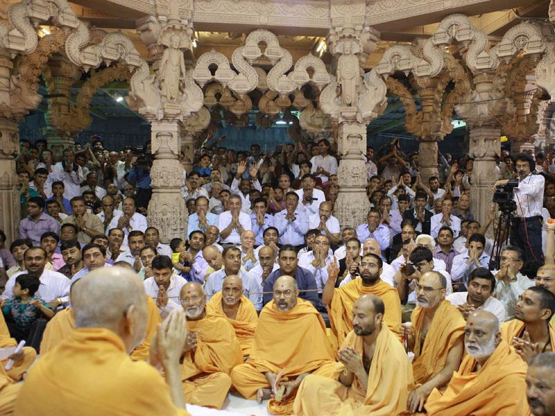 Devotees engaged in Swamishri's darshan