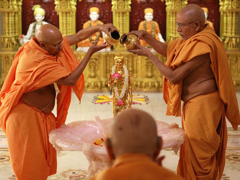 Swamishri engaged in darshan of Shri Nilkanth Varni abhishek