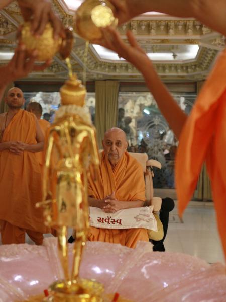  Swamishri engaged in darshan of Shri Nilkanth Varni abhishek
