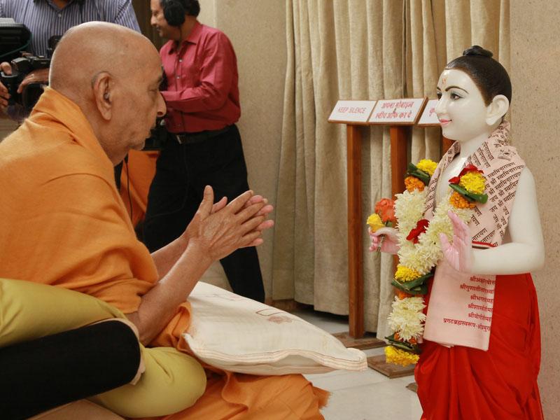  Swamishri performs murti-pratishtha rituals