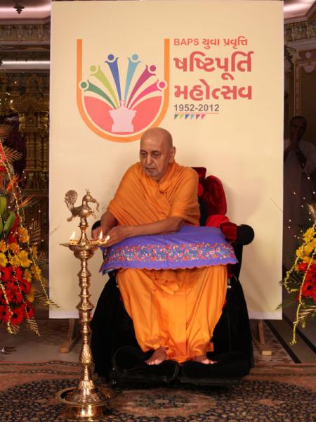 Swamishri lights a lamp to inaugurate the Diamond Jubilee Celebrations of BAPS' Youth Activities