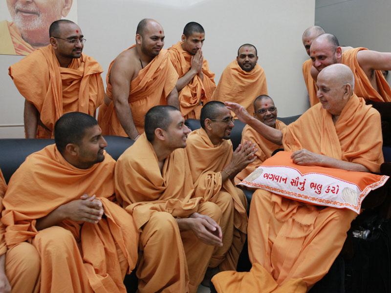Swamishri blesses sadhus